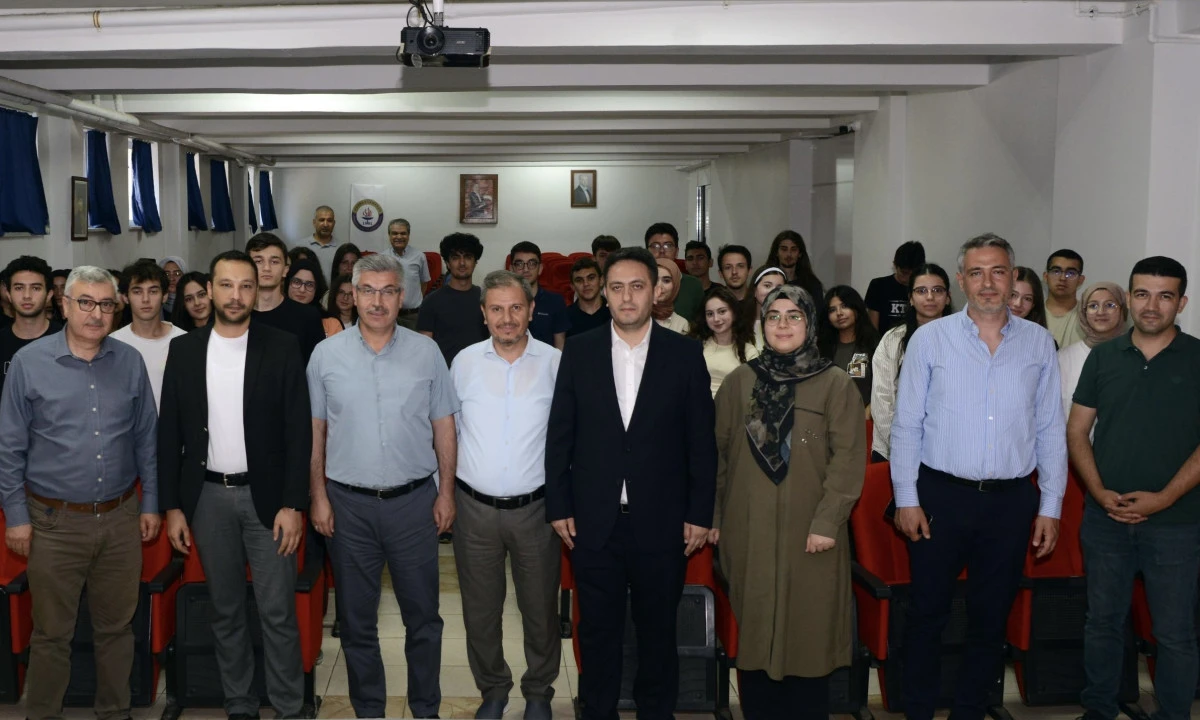 Bilim Kafe&rsquo;de Geleceğin Meslekleri ve Yapay Zek&acirc; Konuşuldu 