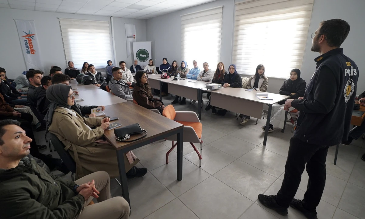 Bilin&ccedil;li Gen&ccedil;lik İ&ccedil;in &Ouml;rnek Buluşma; Pusula Maraş&rsquo;tan Farkındalık Semineri