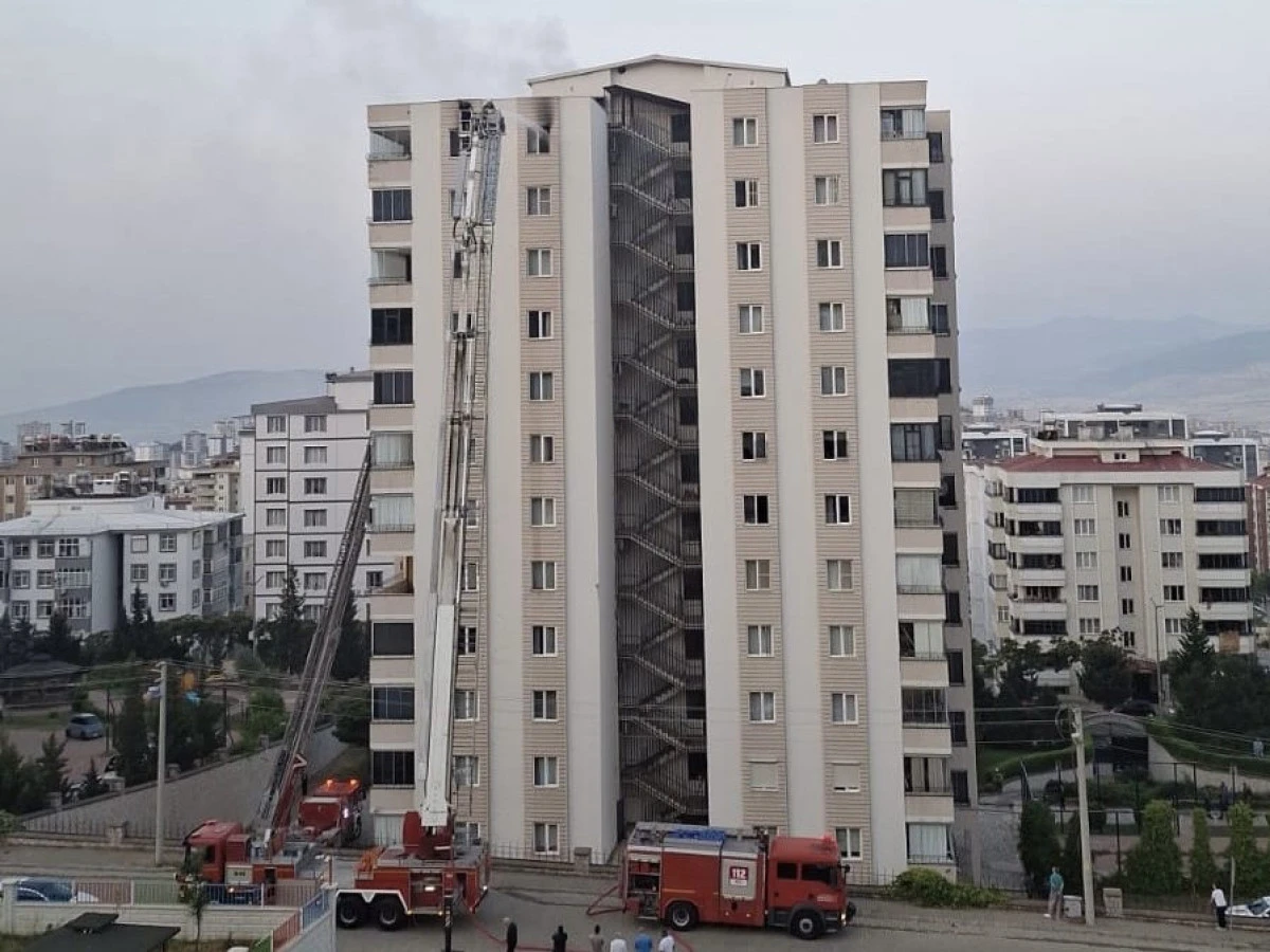 Binevler’de Yüksek Katlı Binada Korkutan Yangın: 3 Kişi Yaralandı