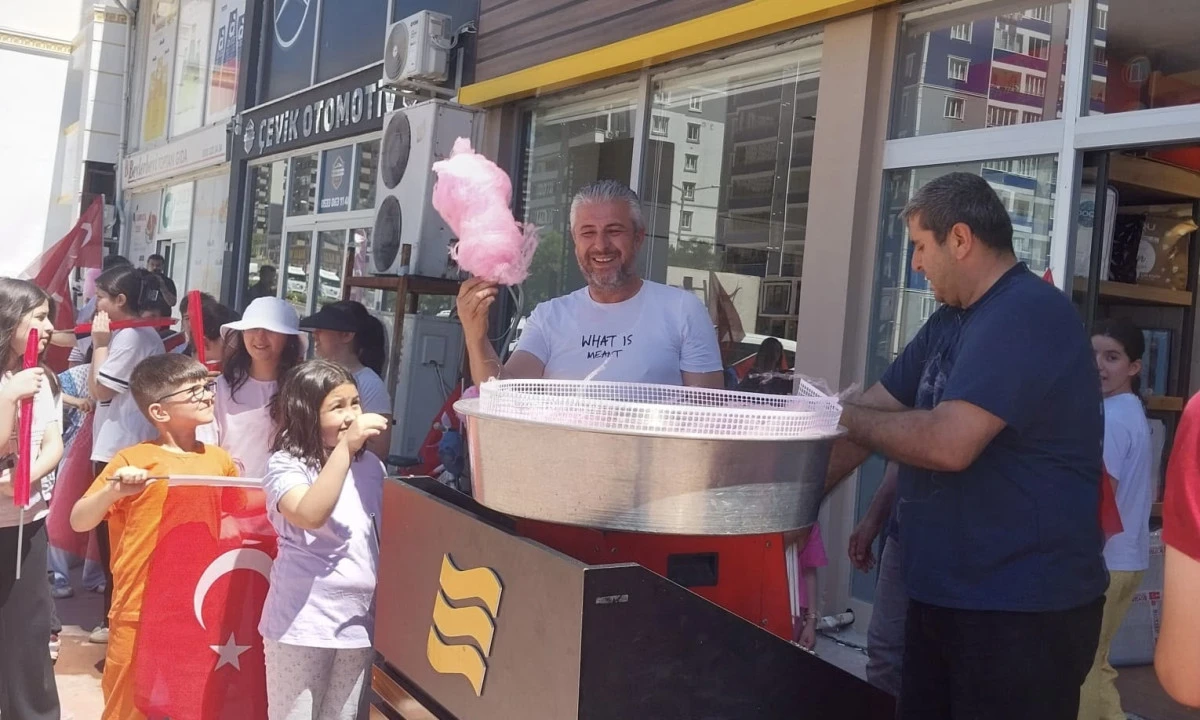 Boğazi&ccedil;i İstikbal&rsquo;de Karne Sevincine T&uuml;rk Bayraklı Anlamlı Kutlama