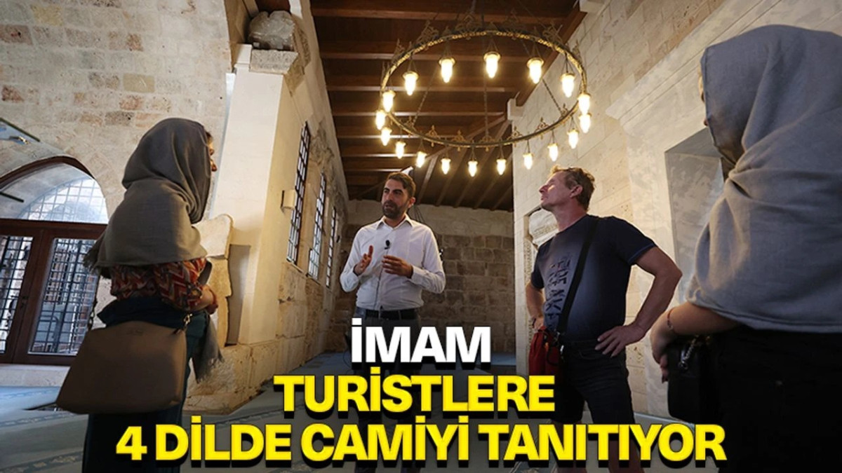 Görev yaptığı tarihi camiyi turistlere 4 dilde anlatıyor