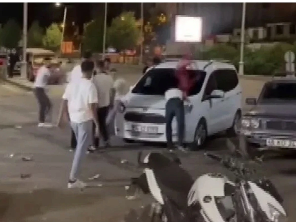 Bu Öfke Neden? Kahramanmaraş’ta Park Halindeki Araca Taşlı Saldırı