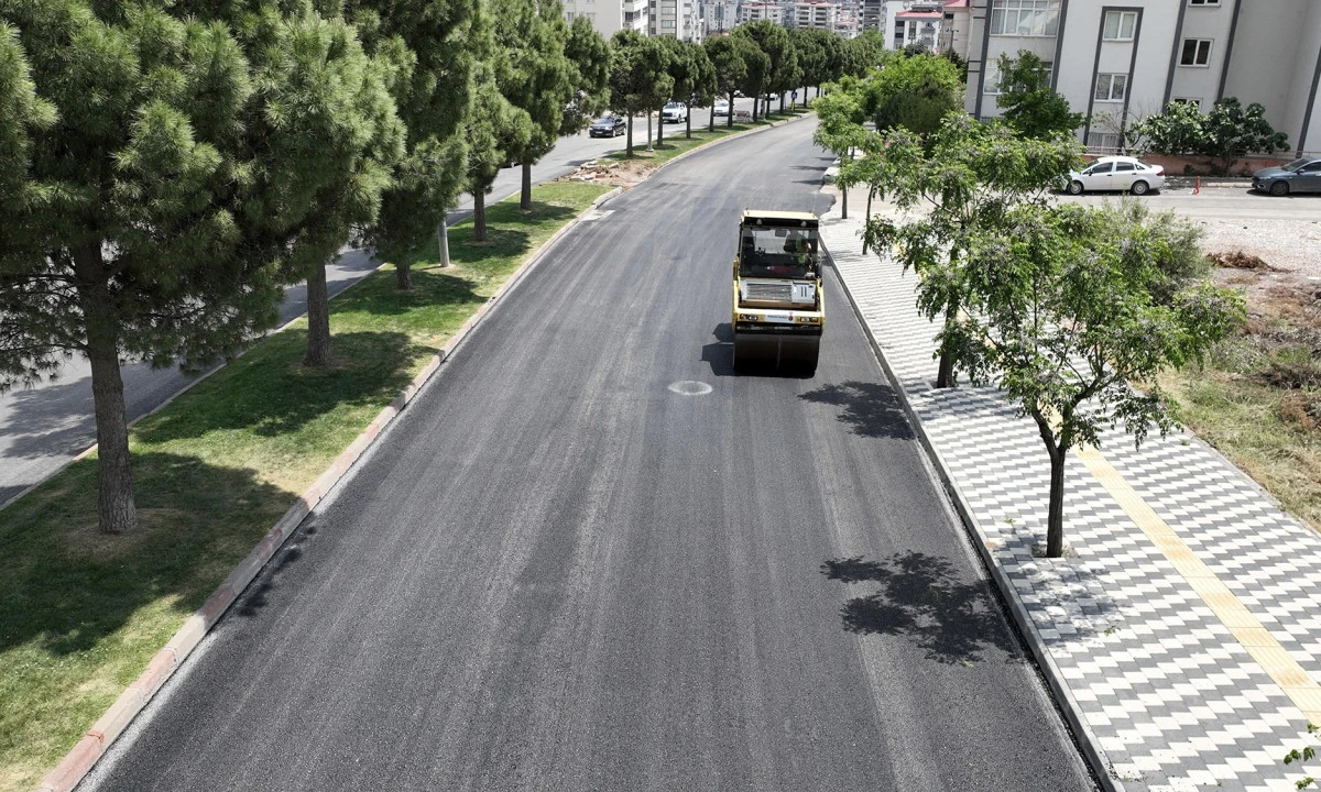 B&uuml;y&uuml;kşehir, Ahır Dağı Caddesi&rsquo;nde Asfalt Mesaisini S&uuml;rd&uuml;r&uuml;yor
