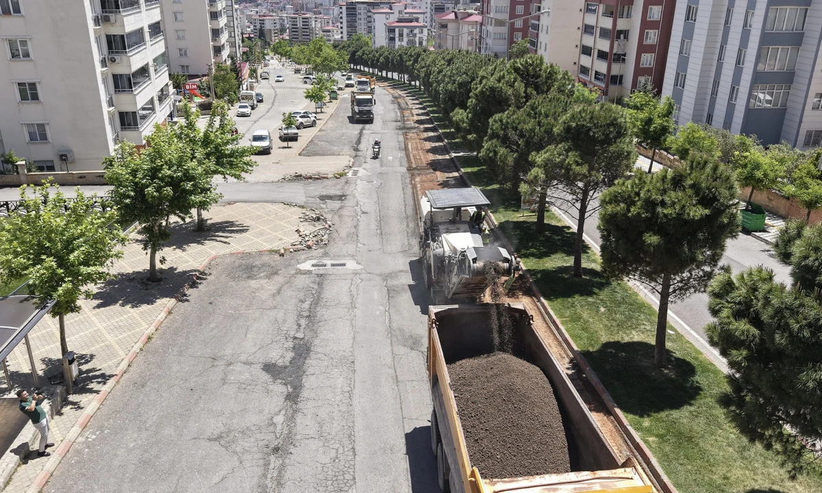 B&uuml;y&uuml;kşehir, Ahır Dağı Caddesi&rsquo;ni Asfalta Hazırlıyor