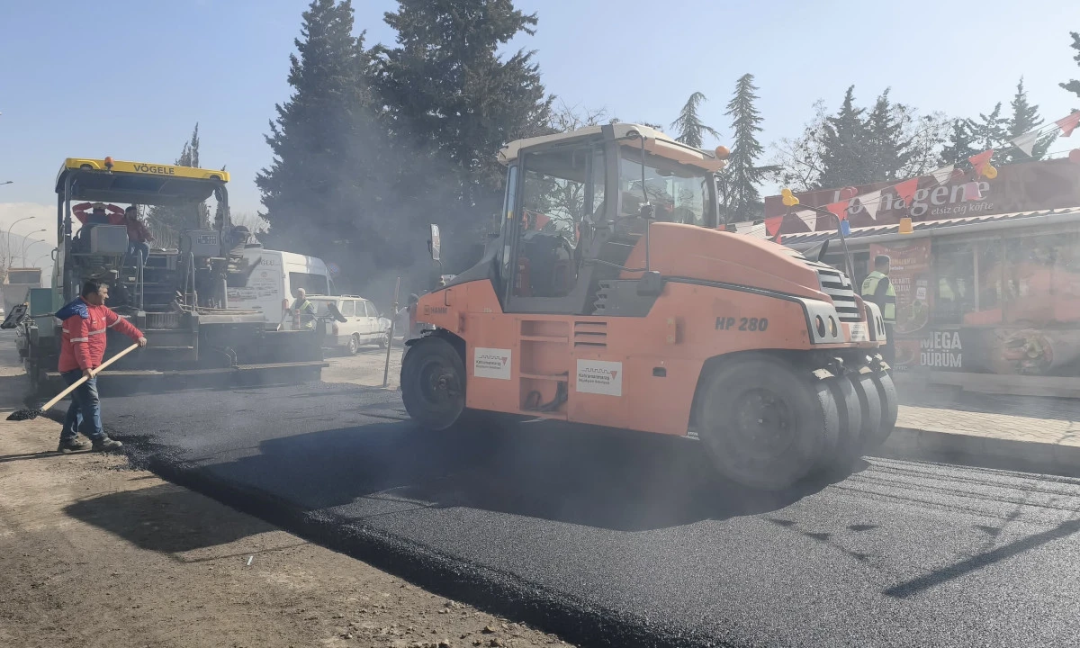 B&uuml;y&uuml;kşehir, Altyapı Sonrası Yol Yenilemelerini Durmaksızın S&uuml;rd&uuml;r&uuml;yor