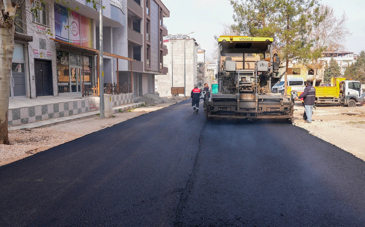 B&uuml;y&uuml;kşehir, Altyapısı Tamamlanan Pazarcık Atat&uuml;rk Caddesi&rsquo;ni Asfaltlıyor