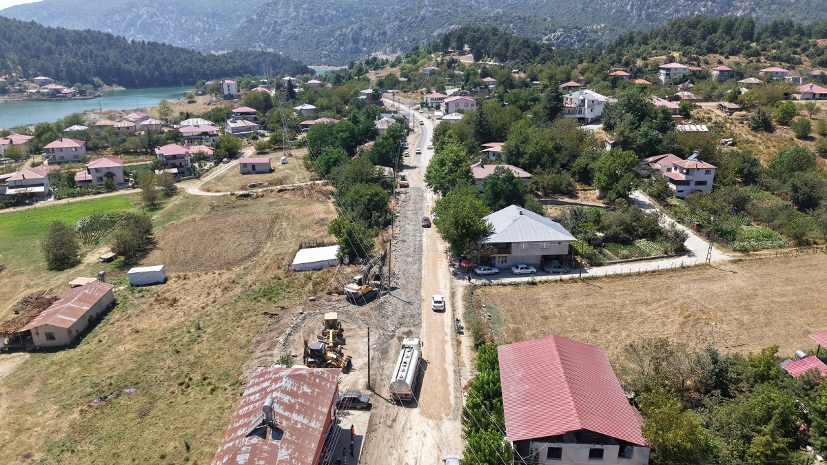 B&uuml;y&uuml;kşehir, Andırın&rsquo;da Bir Grup Yolunun Daha Konforunu Artırıyor