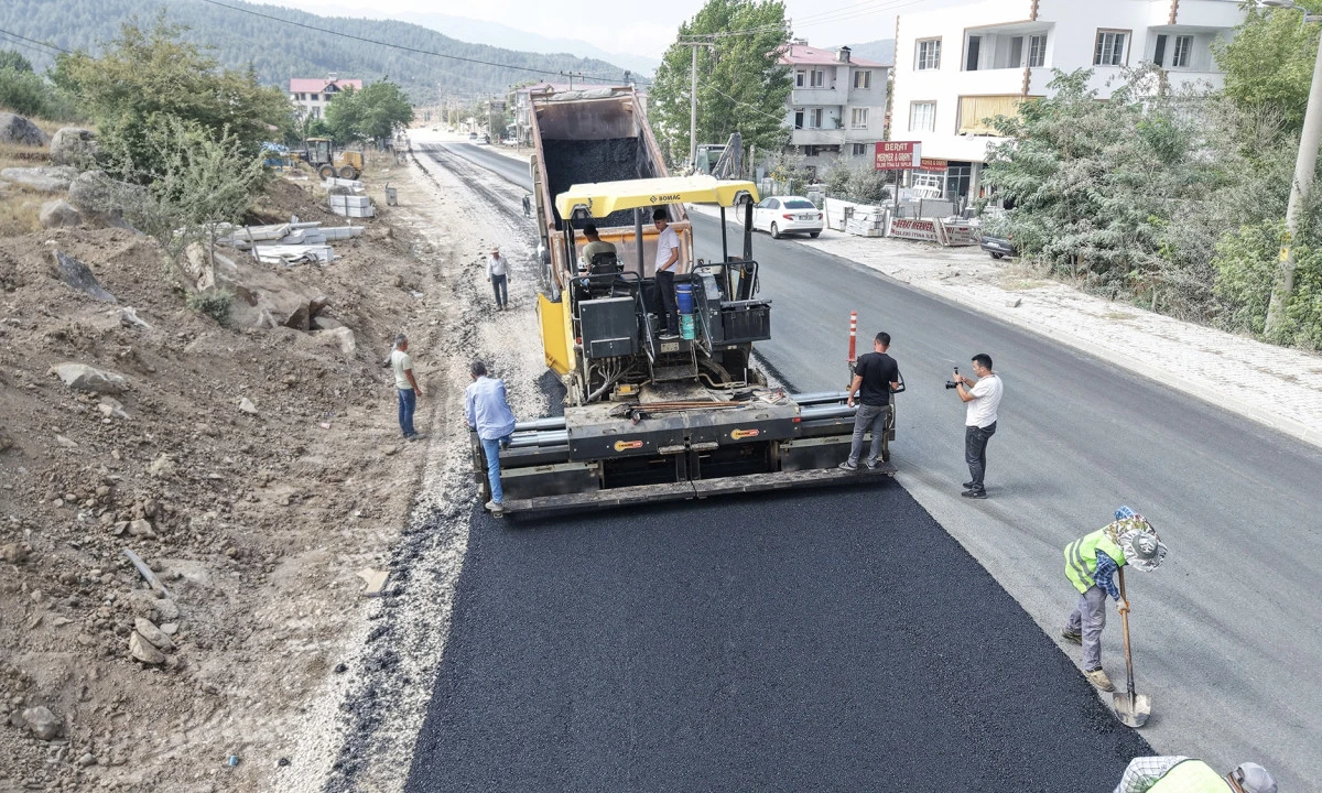 B&uuml;y&uuml;kşehir, Andırın&rsquo;da Yol Yatırımlarını Artırarak S&uuml;rd&uuml;r&uuml;yor