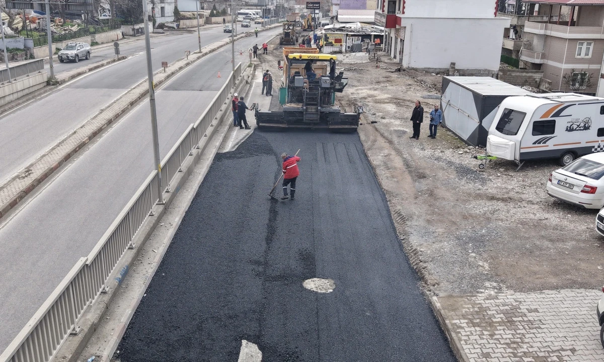 B&uuml;y&uuml;kşehir, Asfalt Mesaisini Dulkadiroğlu&rsquo;nda S&uuml;rd&uuml;r&uuml;yor