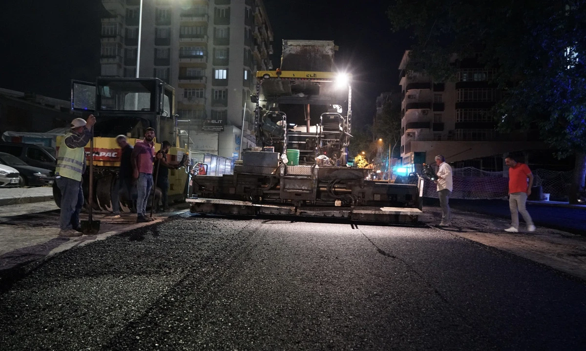Asfalt Mesaisini Gece G&uuml;nd&uuml;z Kesintisiz S&uuml;rd&uuml;r&uuml;yor