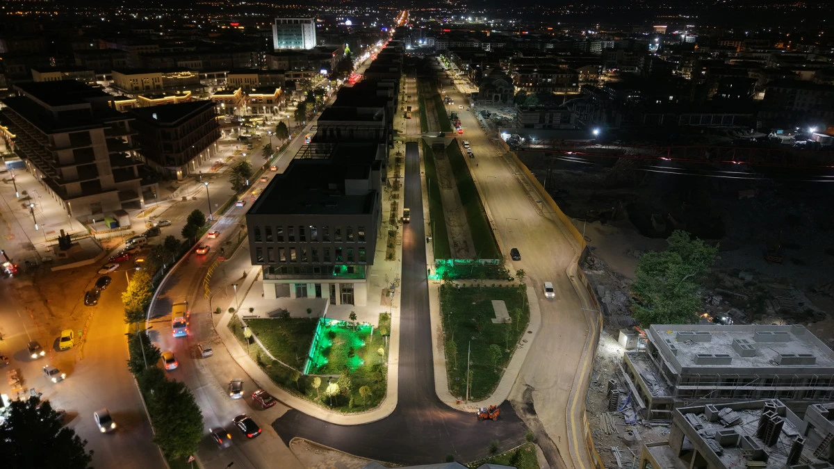 B&uuml;y&uuml;kşehir asfalt mesaisini gece g&uuml;nd&uuml;z s&uuml;rd&uuml;r&uuml;yor