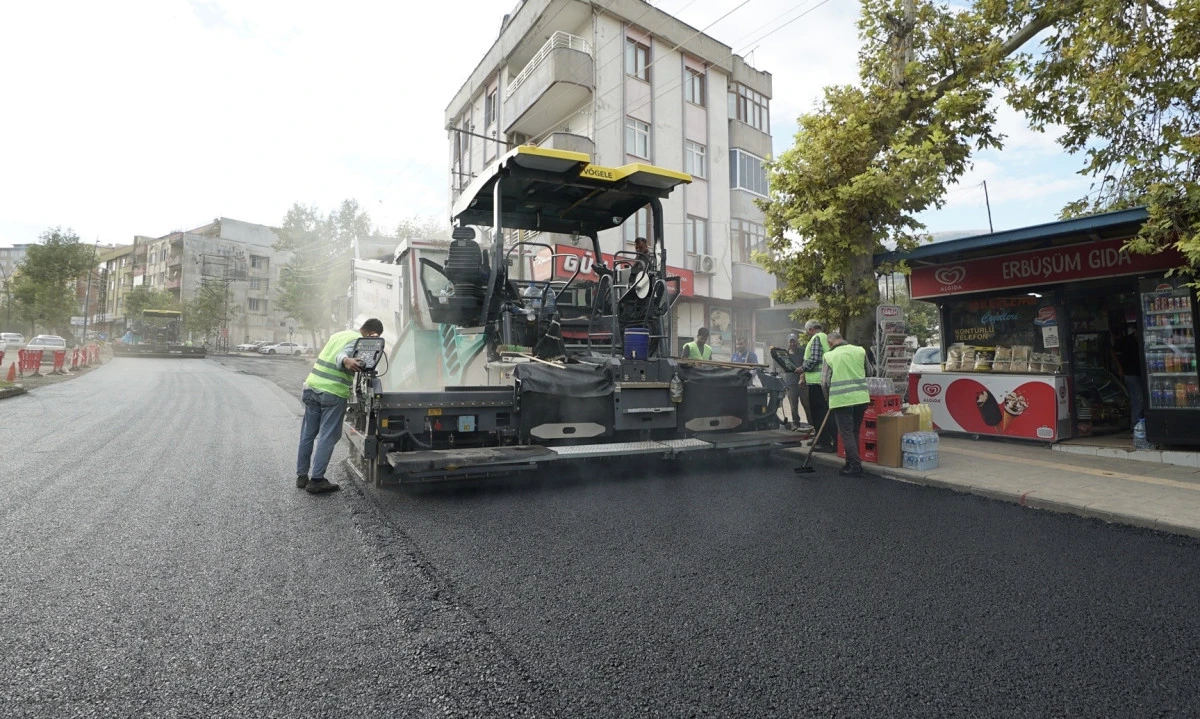B&uuml;y&uuml;kşehir Bayazıtlı Bulvarı&rsquo;nda Asfalt Mesaisini S&uuml;rd&uuml;r&uuml;yor