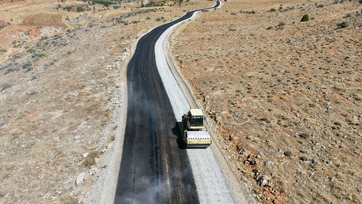 Büyükşehir Belediyesi Afşin Örenderesi Yolunu Yeniledi