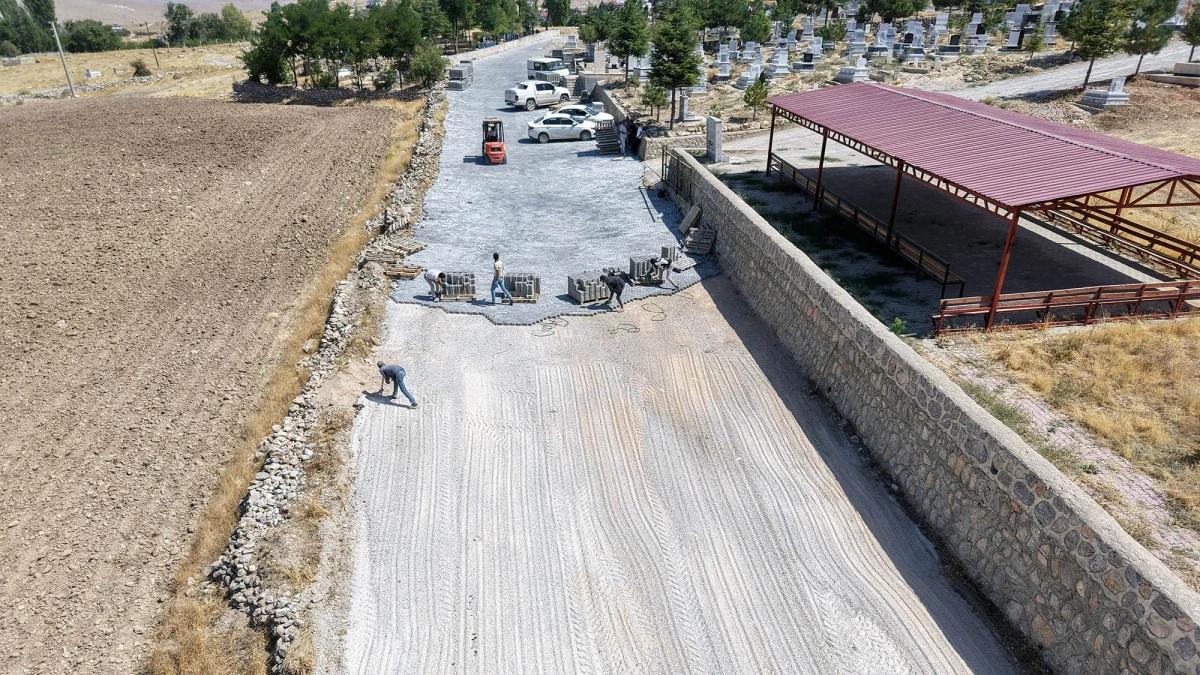 Büyükşehir Belediyesi Elbistan Kırsalına 5 Bin Metrekarelik Kilit Parke Döşüyor