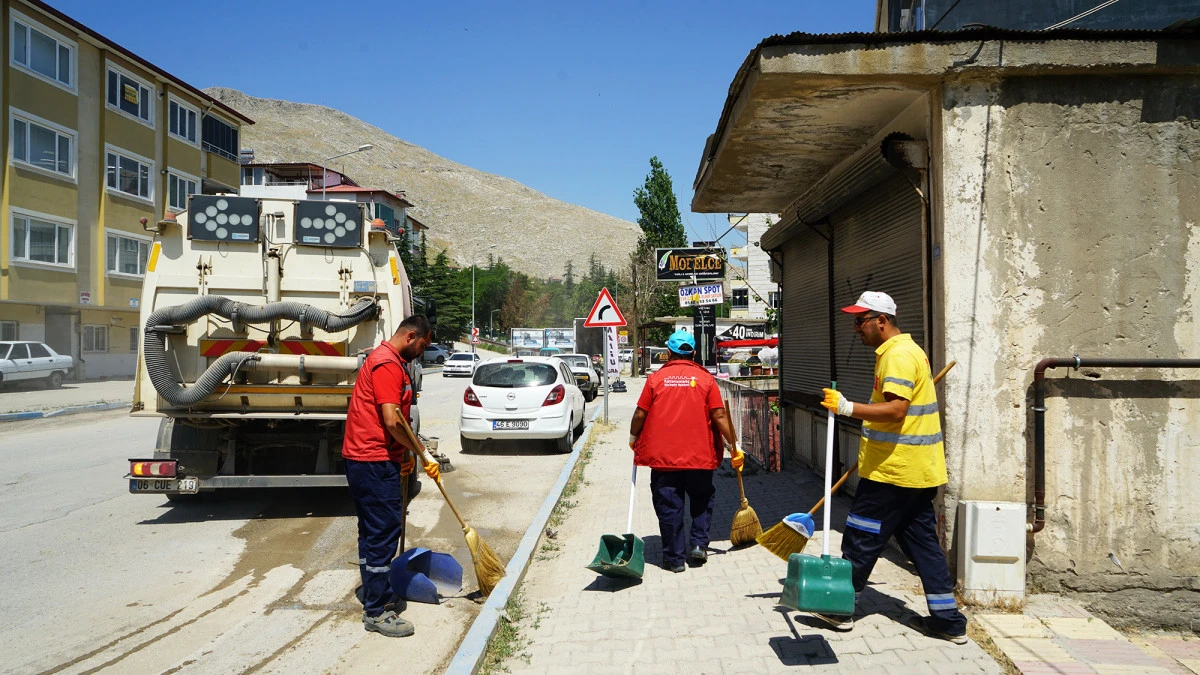 Büyükşehir Belediyesi Temizlik Timi Elbistan’da Sahada
