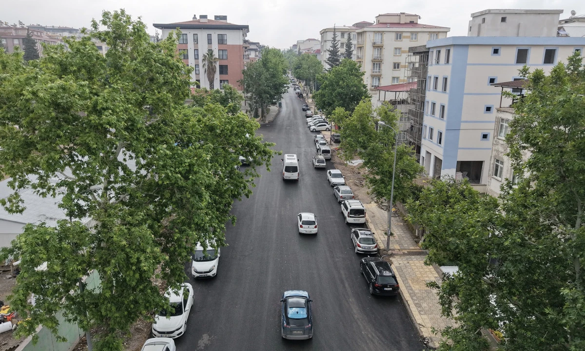 B&uuml;y&uuml;kşehir, Cahit Zarifoğlu Caddesi&rsquo;nin Asfaltını Baştan Uca Yeniledi