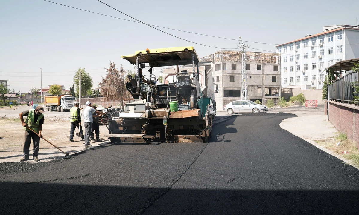 B&uuml;y&uuml;kşehir, Dulkadiroğlu Ballıca&rsquo;da Asfalt Mesaisini Durmaksızın S&uuml;rd&uuml;r&uuml;yor