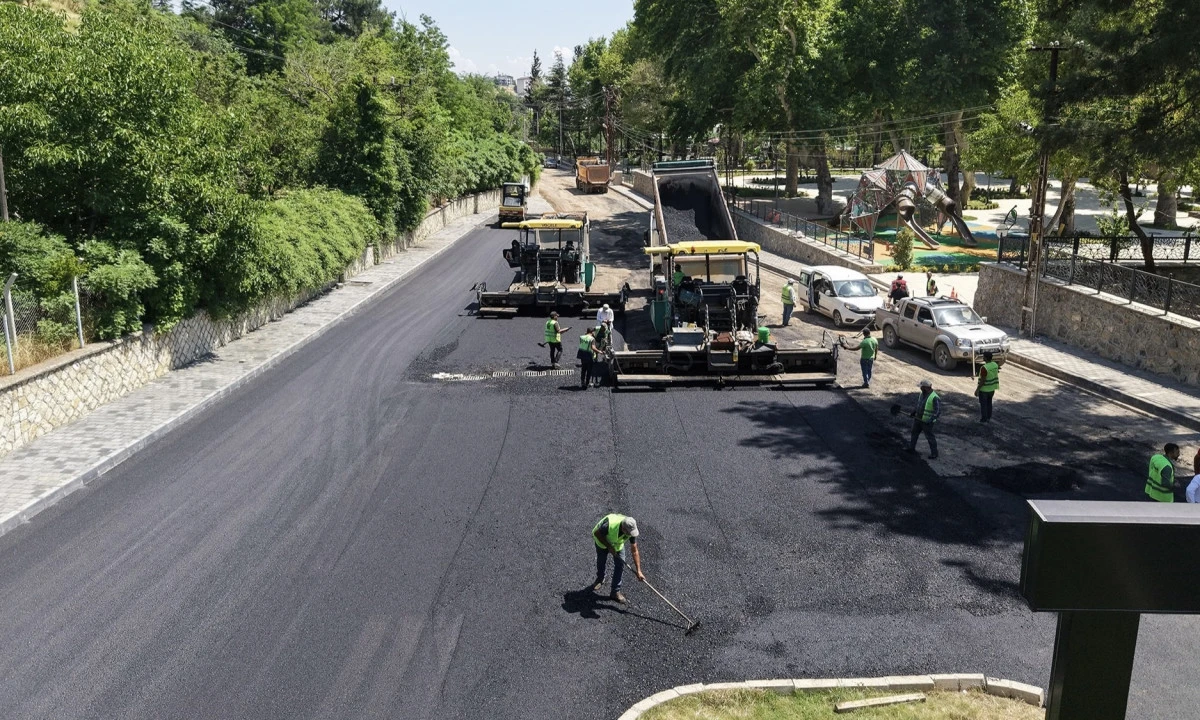 B&uuml;y&uuml;kşehir, Dulkadiroğlu Pınarbaşı Caddesi&rsquo;nde Asfalt Mesaisine Başladı