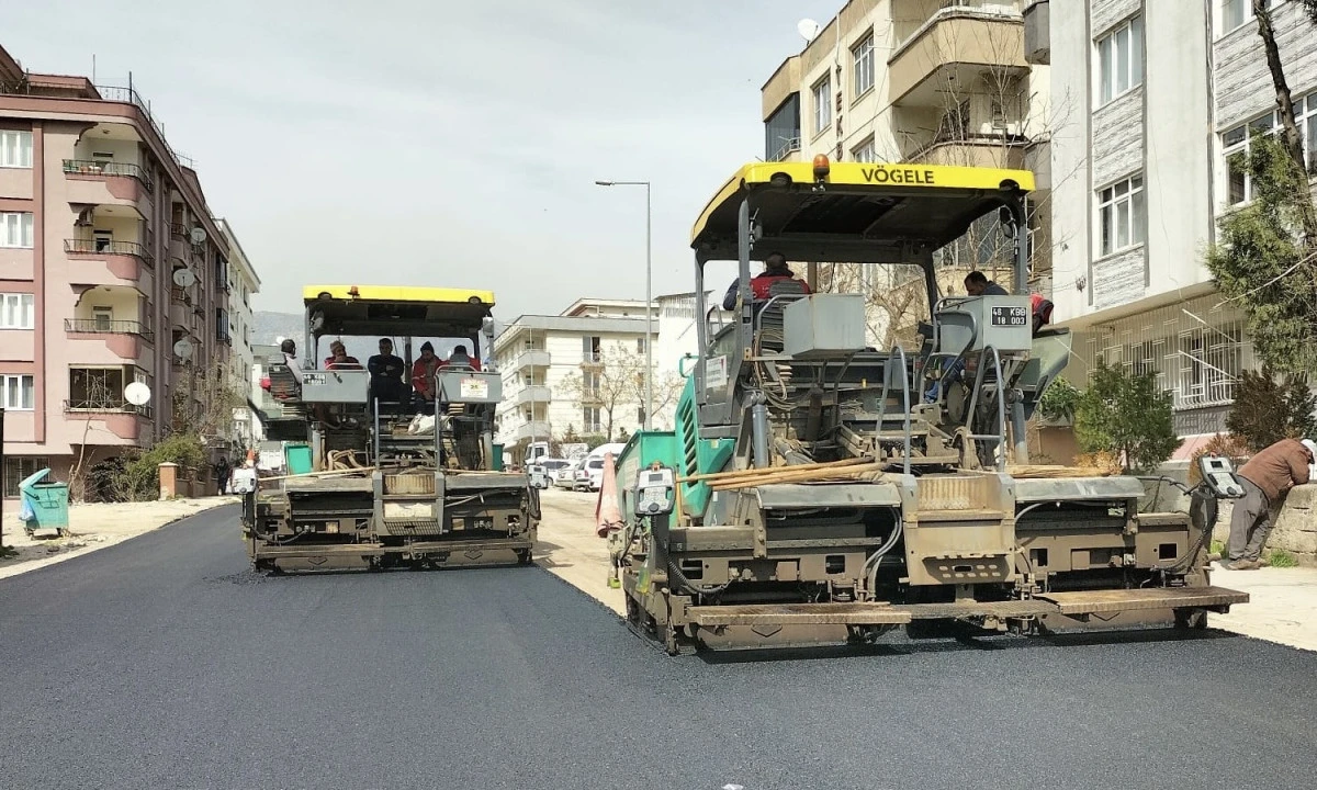 B&uuml;y&uuml;kşehir, Dulkadiroğlu Yenişehir Mahallesi&rsquo;nde Asfalt Seferberliğini S&uuml;rd&uuml;r&uuml;yor