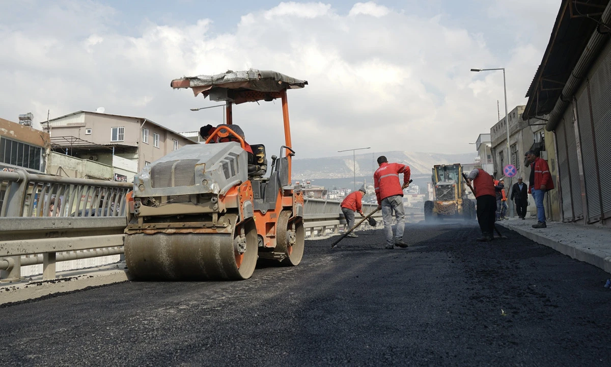 B&uuml;y&uuml;kşehir, Dulkadiroğlu&rsquo;nda Asfalt Mesaisini S&uuml;rd&uuml;r&uuml;yor 