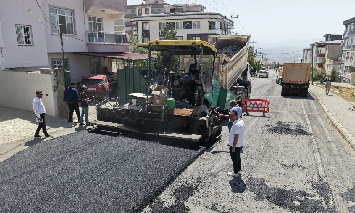 B&uuml;y&uuml;kşehir, Dulkadiroğlu&rsquo;nda Mehmet Esenceli Caddesi&rsquo;nin Asfaltını Yeniliyor