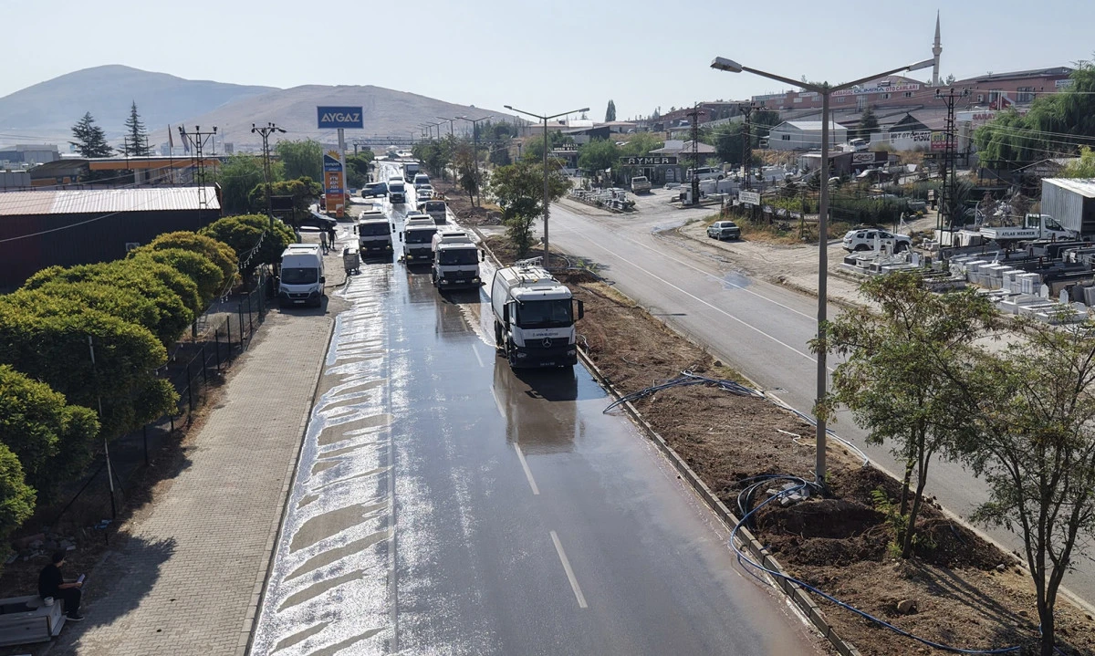 B&uuml;y&uuml;kşehir Ekipleri Afşinbey Caddesi&rsquo;nde Temizlik Mesaisinde