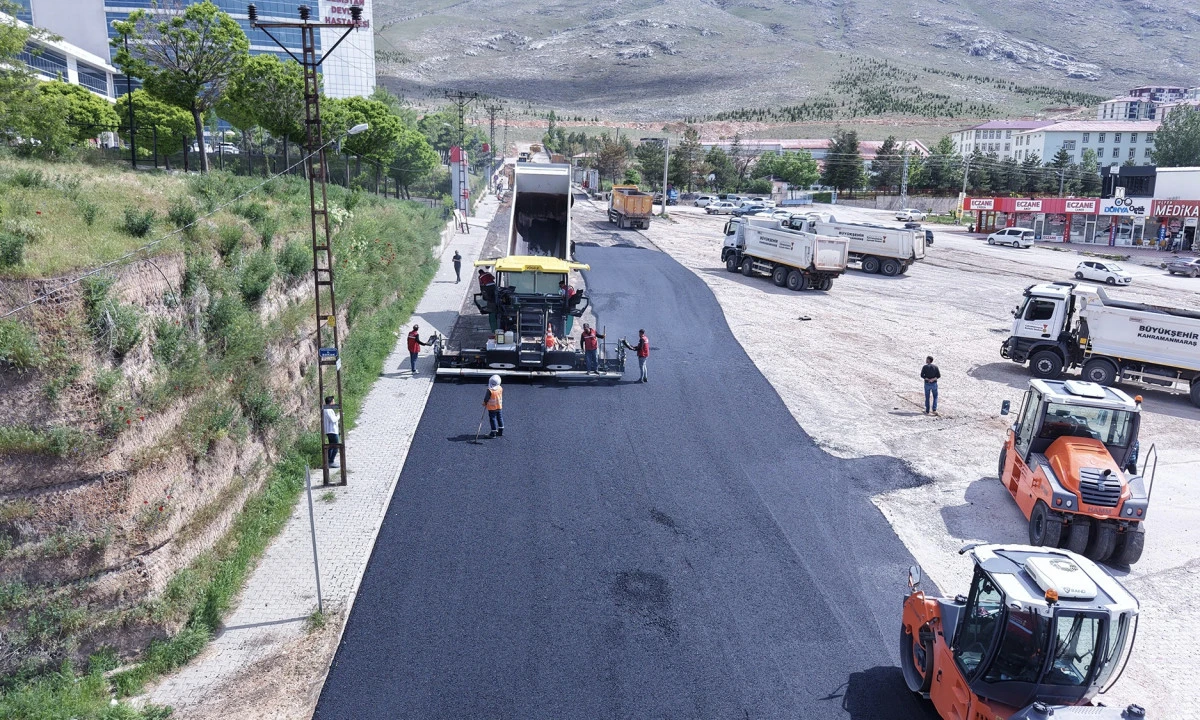 B&uuml;y&uuml;kşehir, Elbistan Devlet Hastanesi Yolunu Sıcak Asfaltla Kaplıyor