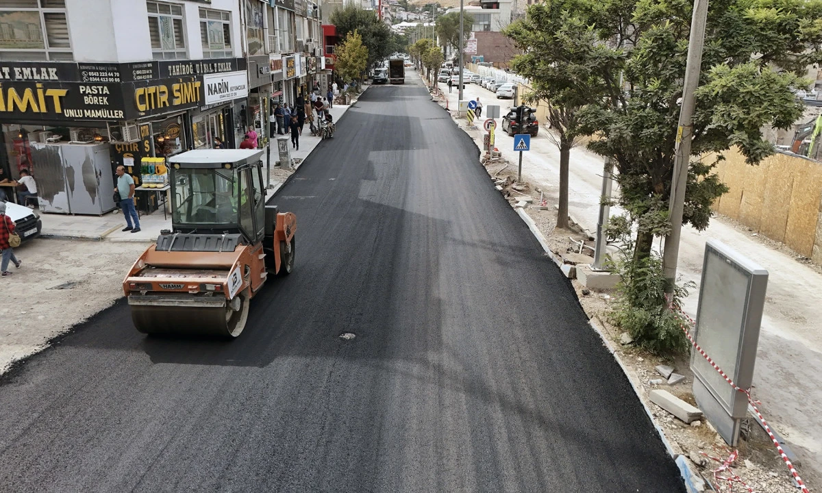 B&uuml;y&uuml;kşehir, Elbistan&rsquo;da Sıcak Asfalt Yatırımlarını S&uuml;rd&uuml;r&uuml;yor