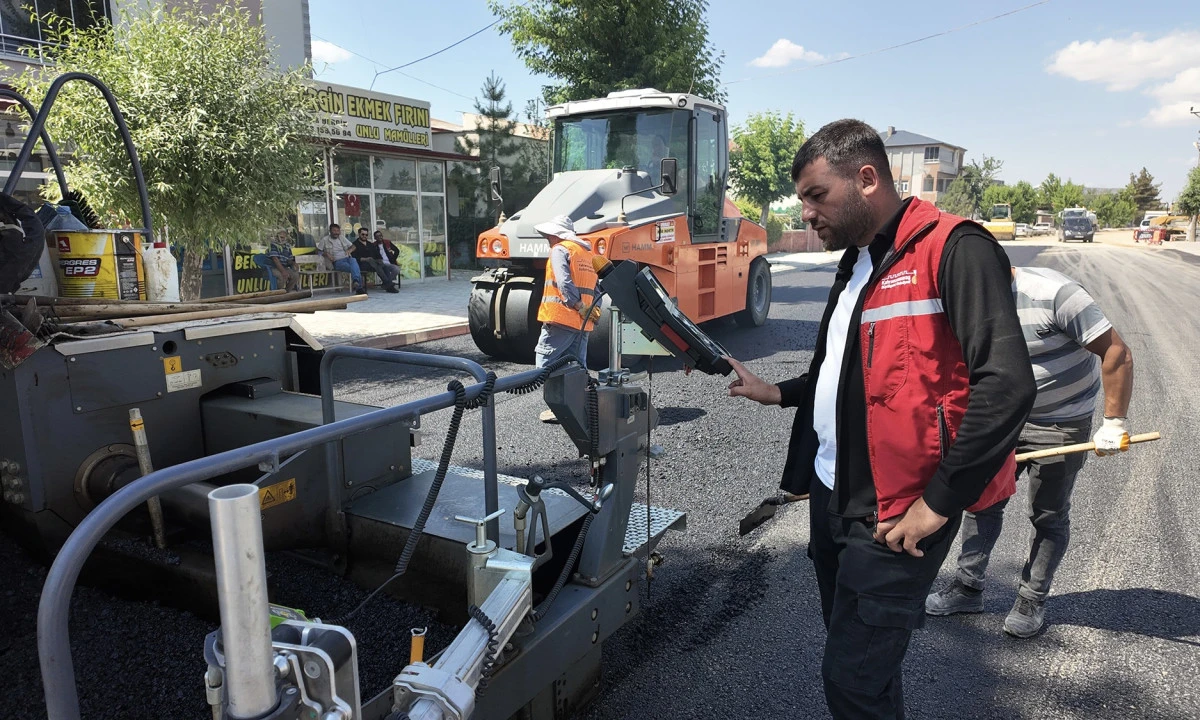 B&uuml;y&uuml;kşehir, Elbistan&rsquo;daki Tepebaşı Caddesi&rsquo;nde Asfalt Mesaisine Başladı