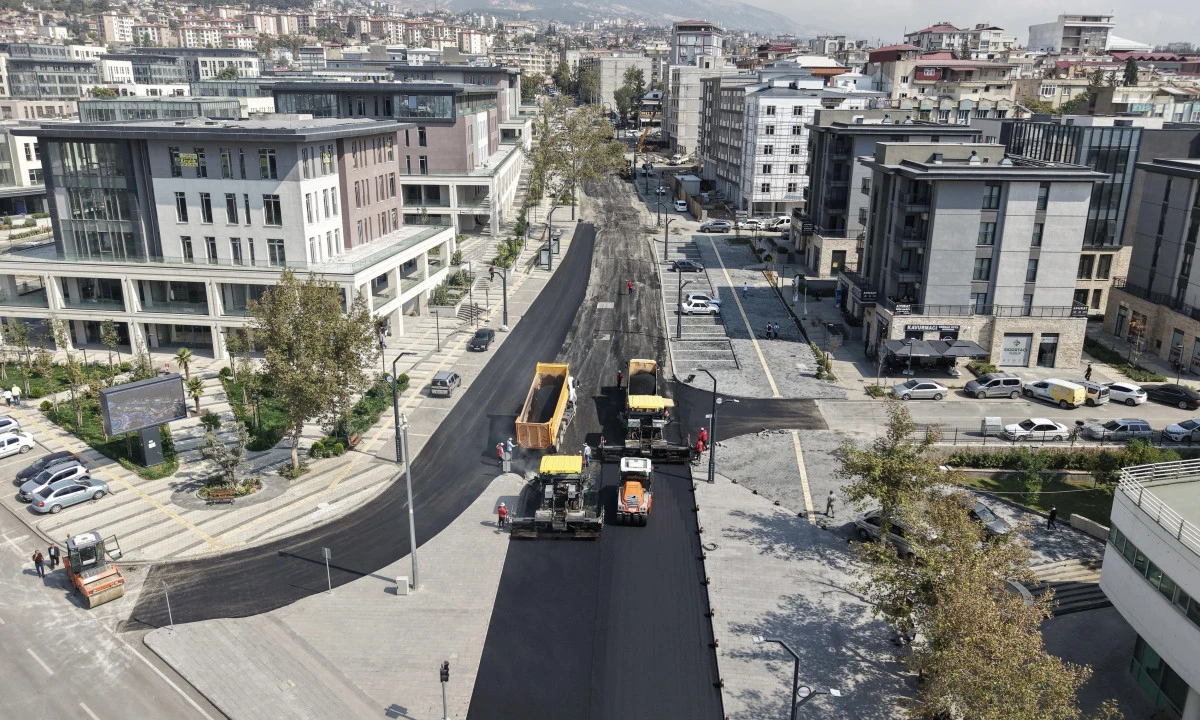 B&uuml;y&uuml;kşehir, H&uuml;k&uuml;met Bulvarı&rsquo;nın Asfaltını Yeniliyor