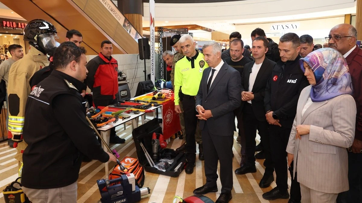 B&uuml;y&uuml;kşehir İtfaiyesinden Trafik Haftası&rsquo;nda Farkındalık Etkinliği