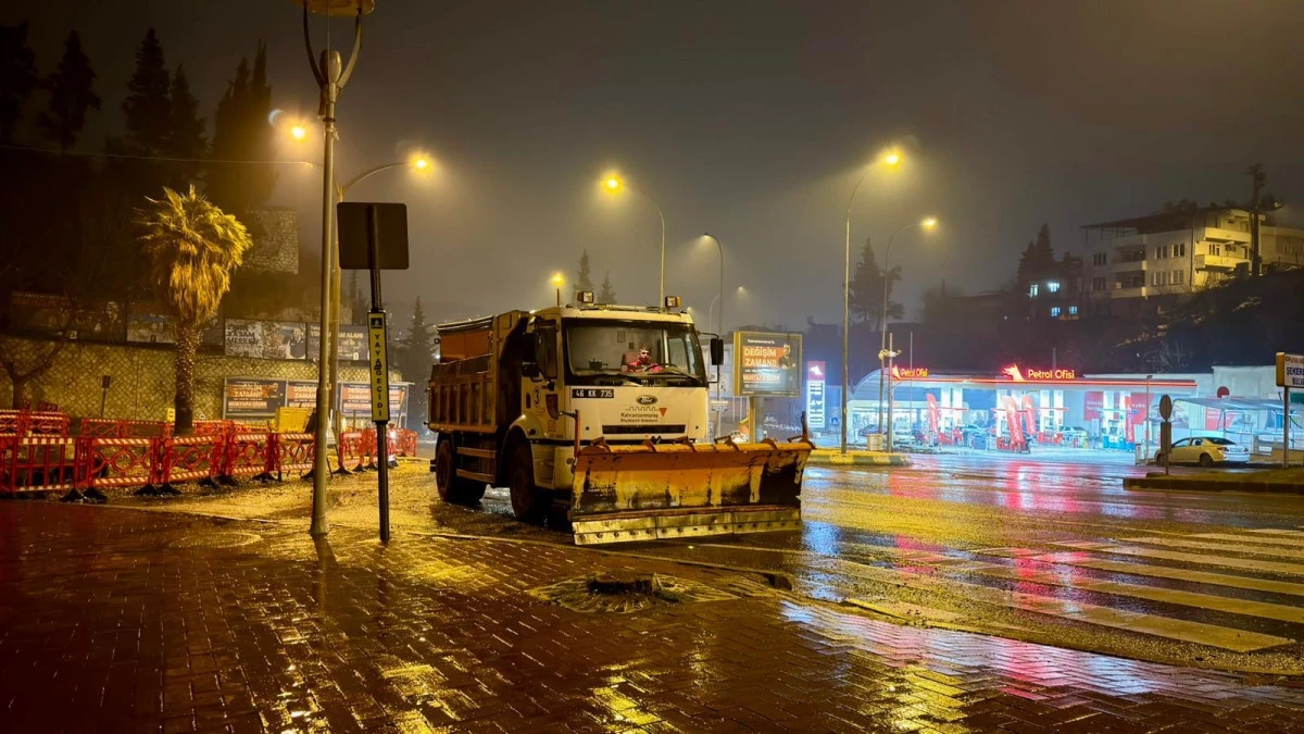 B&uuml;y&uuml;kşehir Kar Alarmında; Ekipler Gece Boyunca Sahada