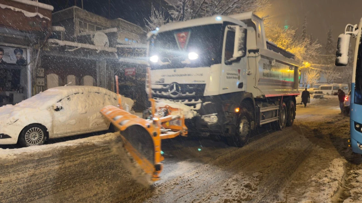 B&uuml;y&uuml;kşehir, Kar Mesaisini Gece Saatlerinde de Kesintisiz S&uuml;rd&uuml;r&uuml;yor