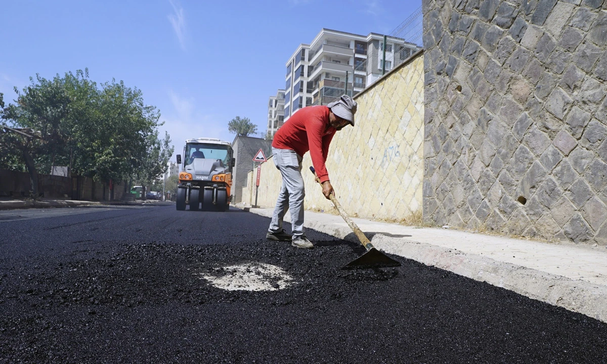 B&uuml;y&uuml;kşehir, K&acirc;tip &Ccedil;elebi Caddesi&rsquo;nde Asfalt Mesaisini S&uuml;rd&uuml;r&uuml;yor