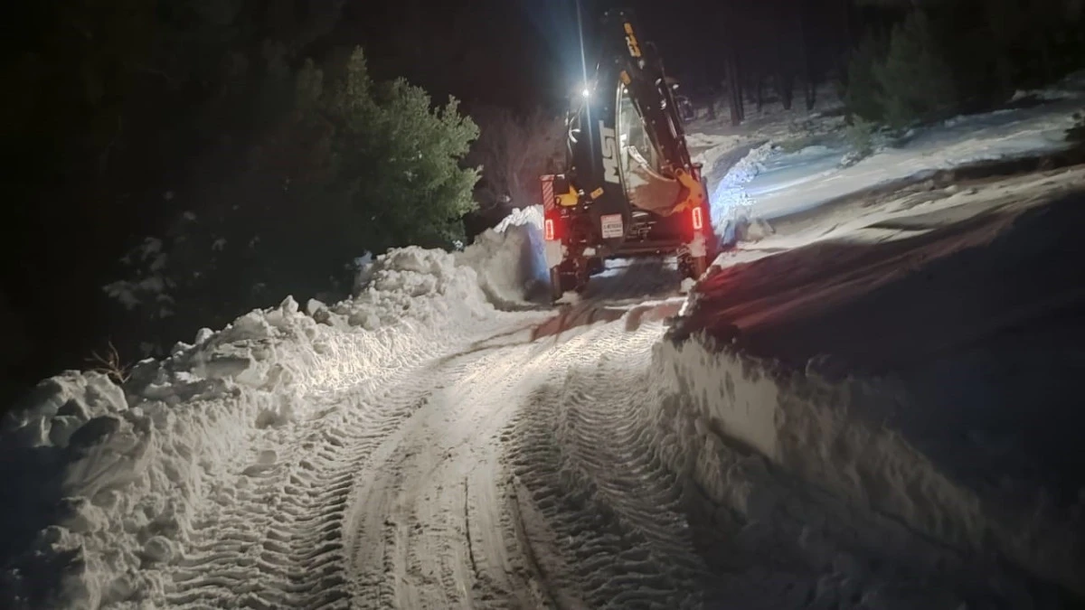 B&uuml;y&uuml;kşehir, Kırsalda da Karla M&uuml;cadelesini Kesintisiz S&uuml;rd&uuml;r&uuml;yor