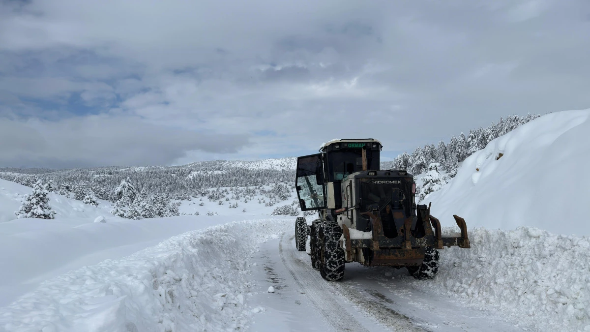B&uuml;y&uuml;kşehir, kırsalda karla m&uuml;cadelesini kesintisiz s&uuml;rd&uuml;r&uuml;yor