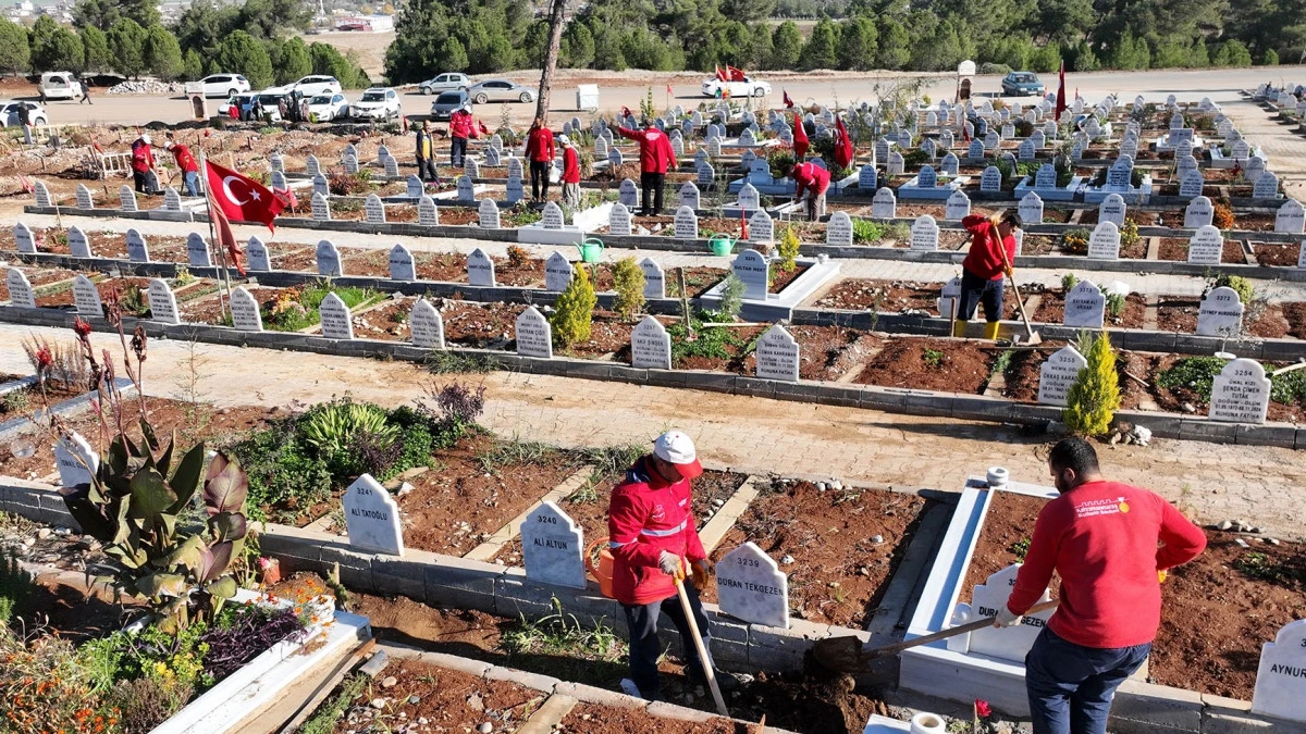 Büyükşehir, Mezarlıklarda Bakım ve Düzenleme Çalışmalarını Sürdürüyor