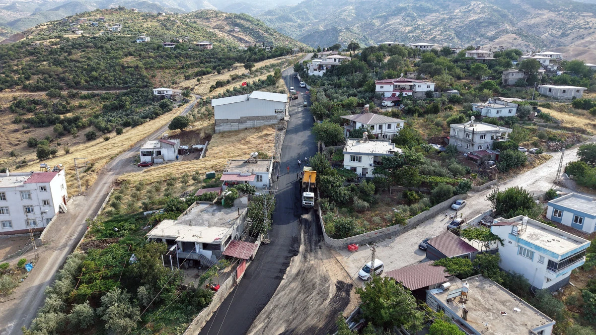 B&uuml;y&uuml;kşehir,  Onikişubat kırsalında yol yatırımlarını artırarak s&uuml;rd&uuml;r&uuml;yor