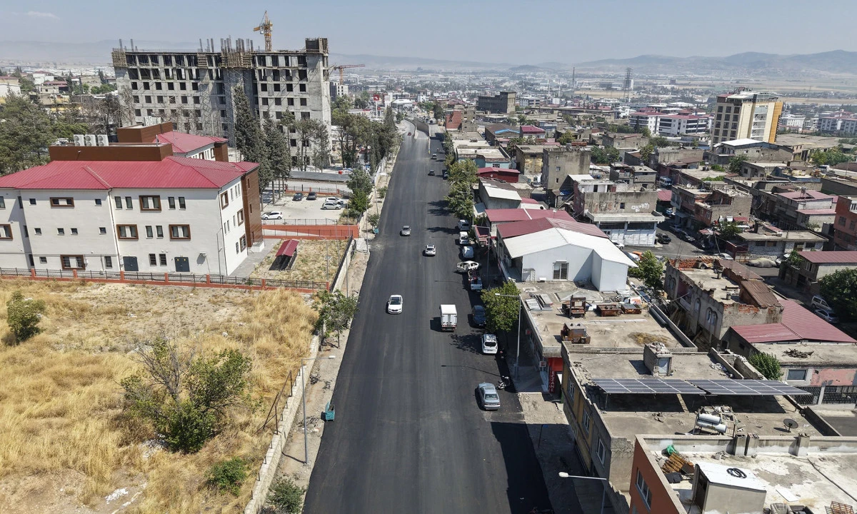 B&uuml;y&uuml;kşehir, Şeyh Adil ve Girne Caddelerini Sıcak Asfaltla Yeniledi