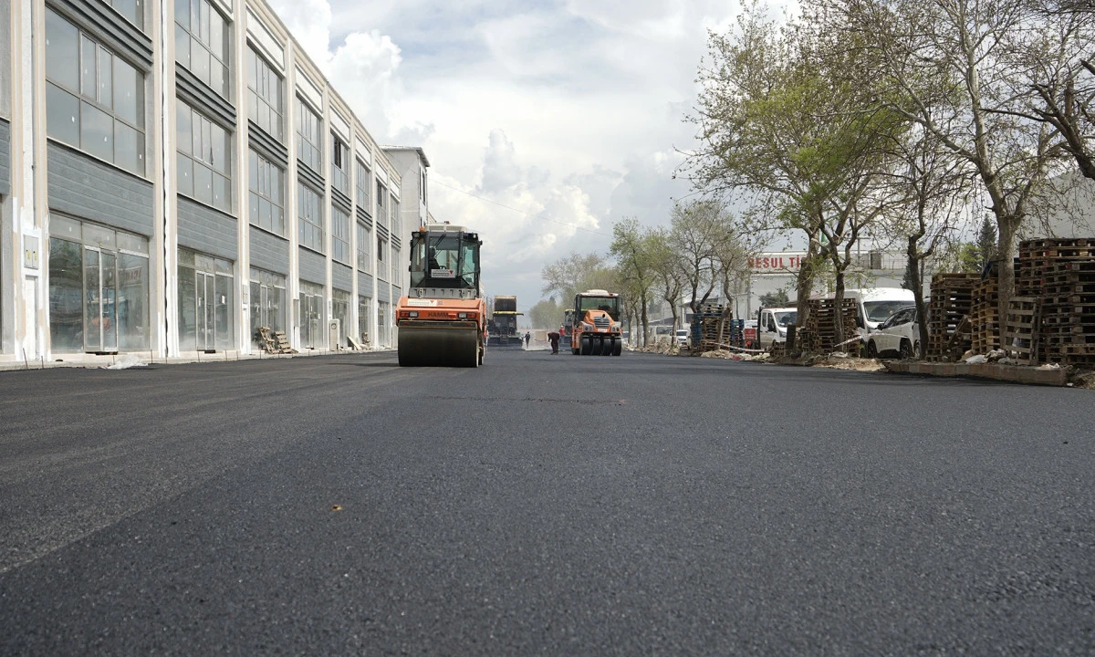 B&uuml;y&uuml;kşehir, Toptancılar Sitesinde Asfalt &Ccedil;alışmasını S&uuml;rd&uuml;r&uuml;yor