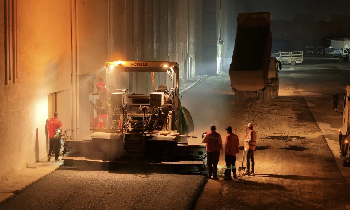 B&uuml;y&uuml;kşehir, Toptancılar Sitesinde Asfalt Mesaisini Gece G&uuml;nd&uuml;z S&uuml;rd&uuml;r&uuml;yor