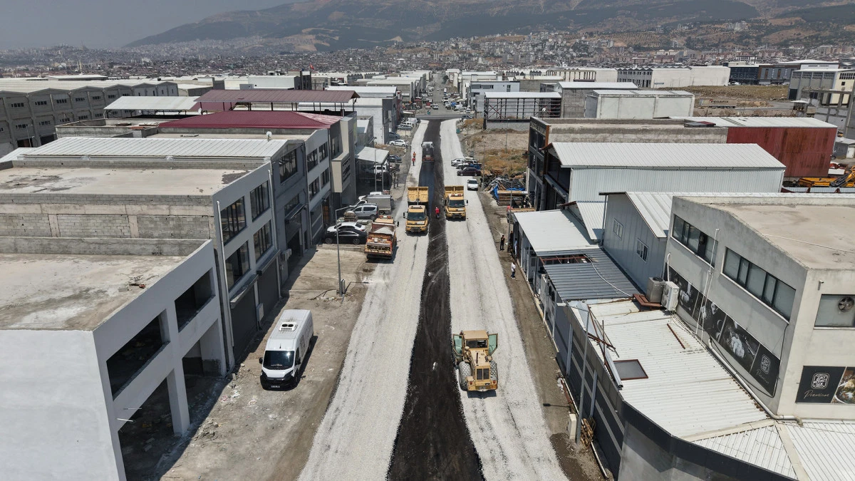 B&uuml;y&uuml;kşehir, Yeni Sanayi Sitesi&rsquo;nde asfalt mesaisi s&uuml;r&uuml;yor