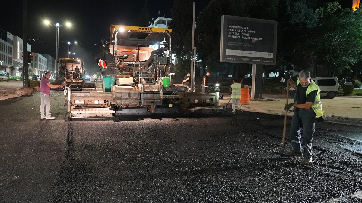 B&uuml;y&uuml;kşehir&rsquo;den Azerbaycan Bulvarı&rsquo;nda Gece Asfalt Mesaisi