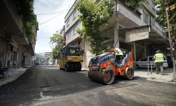 B&uuml;y&uuml;kşehir&rsquo;den, Dulkadiroğlu Menderes Mahallesi&rsquo;nde Kesintisiz Asfalt Mesaisi