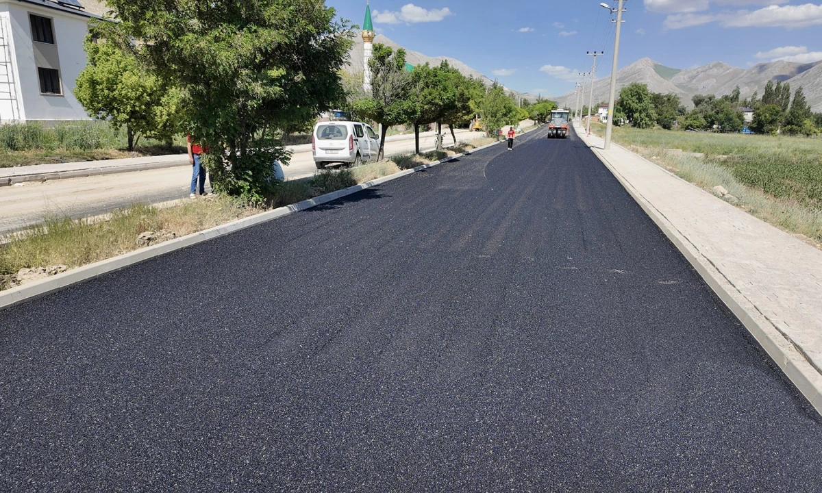 B&uuml;y&uuml;kşehir&rsquo;den Elbistan İğde&rsquo;de Ulaşım Atağı; Y&uuml;r&uuml;y&uuml;ş Yolu Tamam, Asfalt Başladı