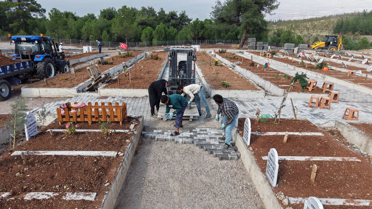 B&uuml;y&uuml;kşehir&rsquo;den Kapı&ccedil;am Şehir Mezarlığı&rsquo;nda bakım 
