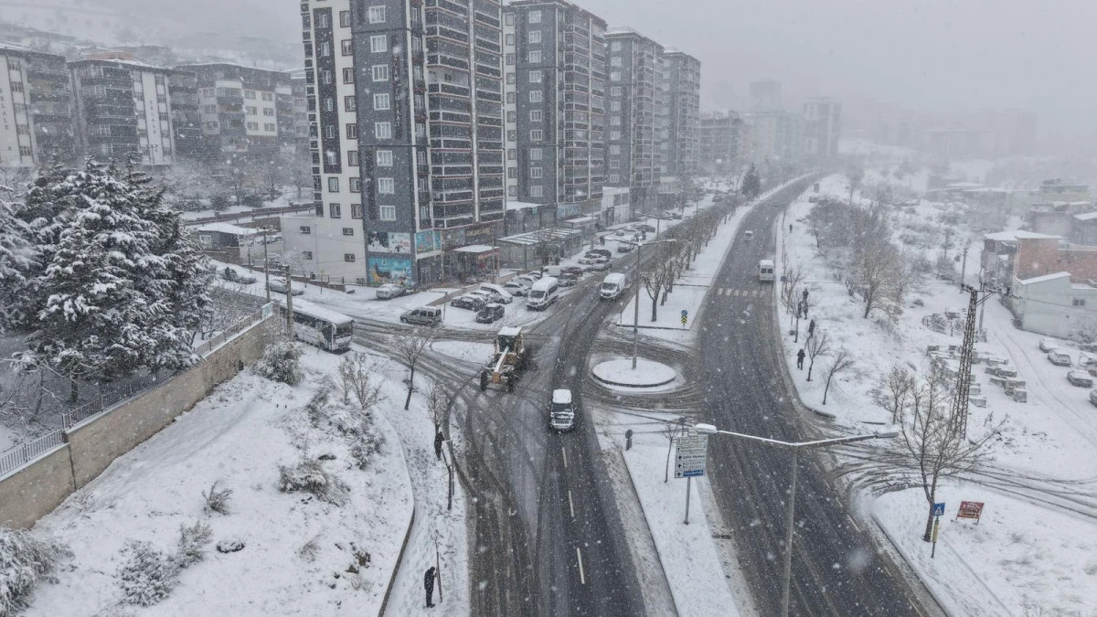 B&uuml;y&uuml;kşehir&rsquo;den Kar Yağışı Sonrası Arterlere Anında M&uuml;dahale