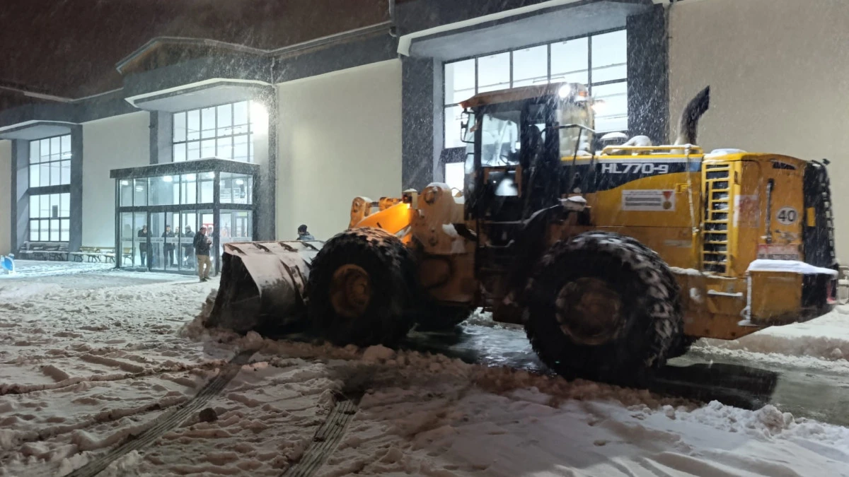 B&uuml;y&uuml;kşehir&rsquo;den Karla M&uuml;cadelede Gece Mesaisi