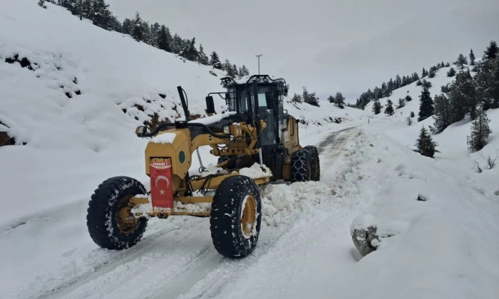 B&uuml;y&uuml;kşehir&rsquo;den kırsalda gece g&uuml;nd&uuml;z kar mesaisi