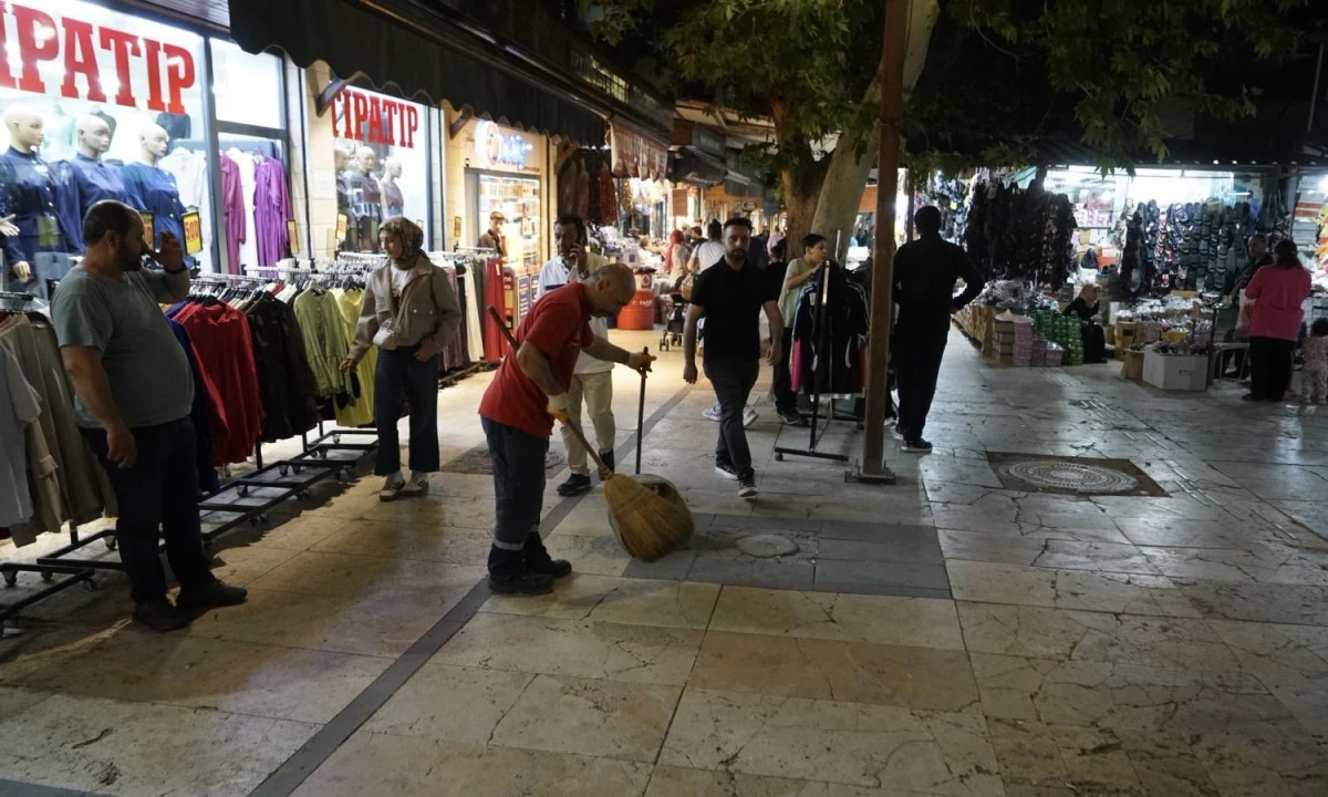 B&uuml;y&uuml;kşehir&rsquo;den Şehir Genelinde Yoğun Temizlik Mesaisi